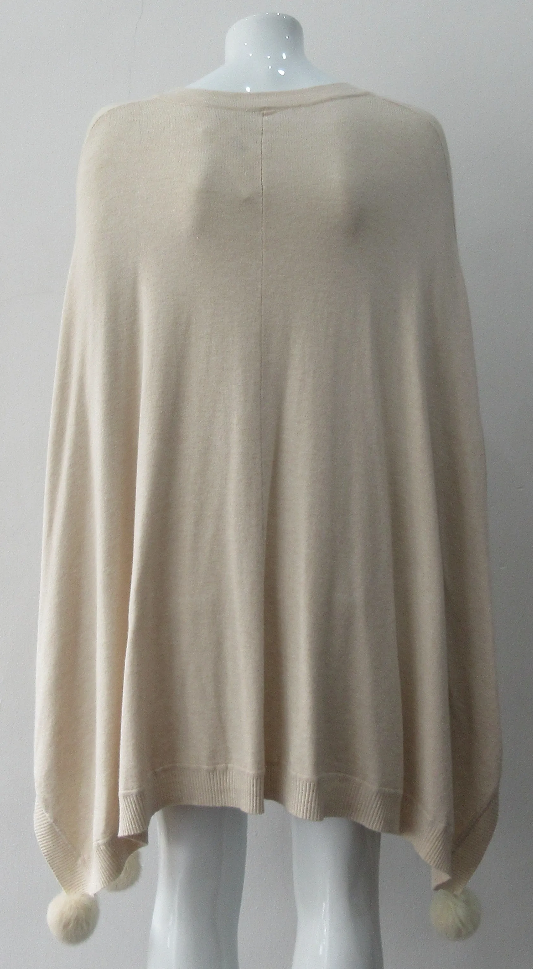 20ANG1B -Angela Mara Basic Poncho Beige