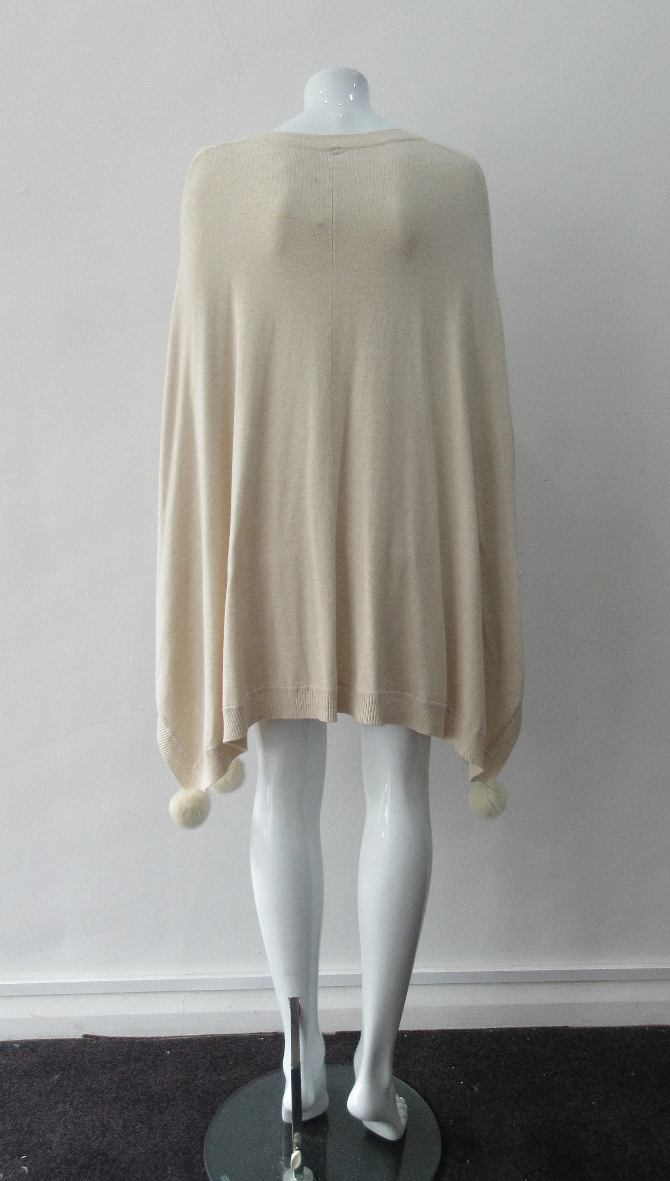 20ANG1B -Angela Mara Basic Poncho Beige